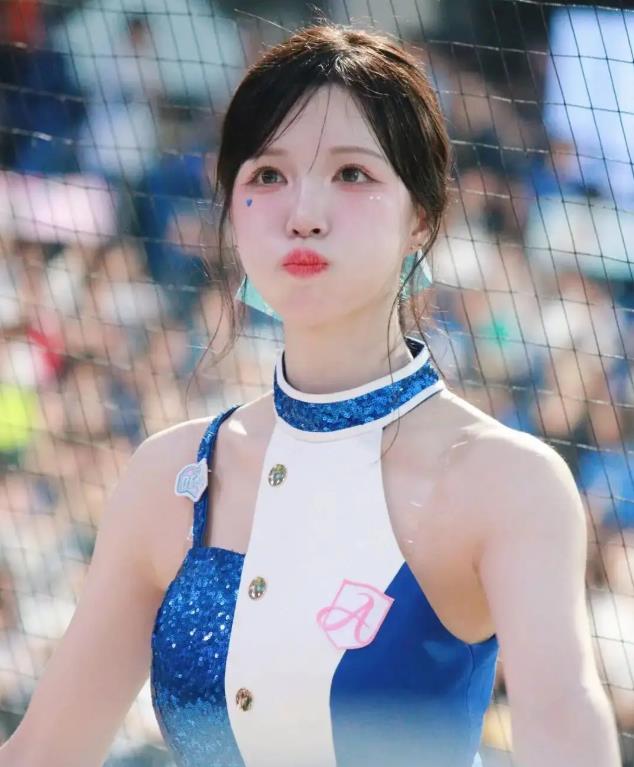 啦啦队女神双赏：笑笑与李晧禎，甜辣与优雅的穿搭碰撞